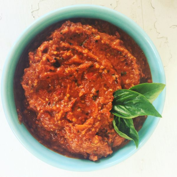 Roasted Garlic & Tomato Marinara Sauce is one of my favorite recipes for this time of year when we have access to beautiful, fresh tomatoes. This is my go-to recipe for creatng an easy and delicious sauce that you can eat now or preserve or freeze for later. Vegan & Gluten Free. Healthy Recipes | Clean Eating | Preserving